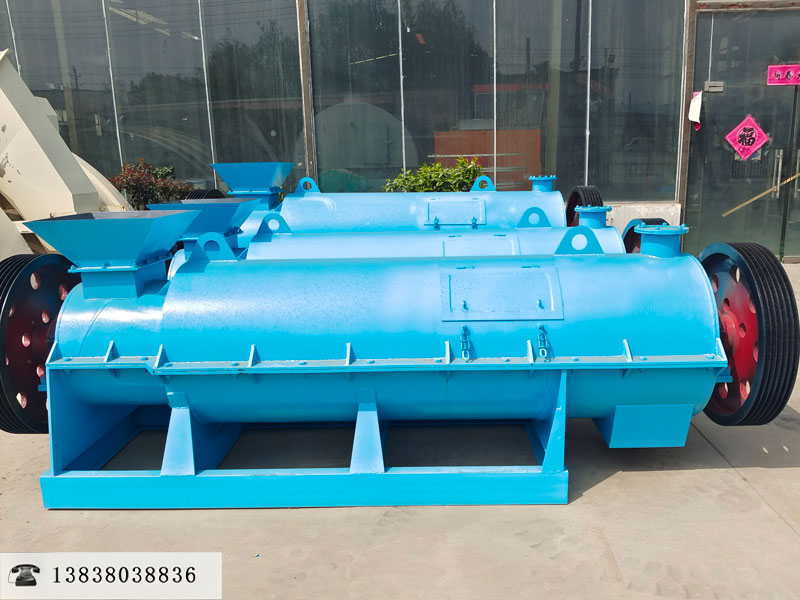 新型有機(jī)肥造粒機(jī)